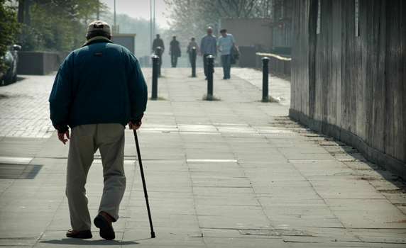 چرا افراد با افزایش سن کندتر حرکت می کنند؟